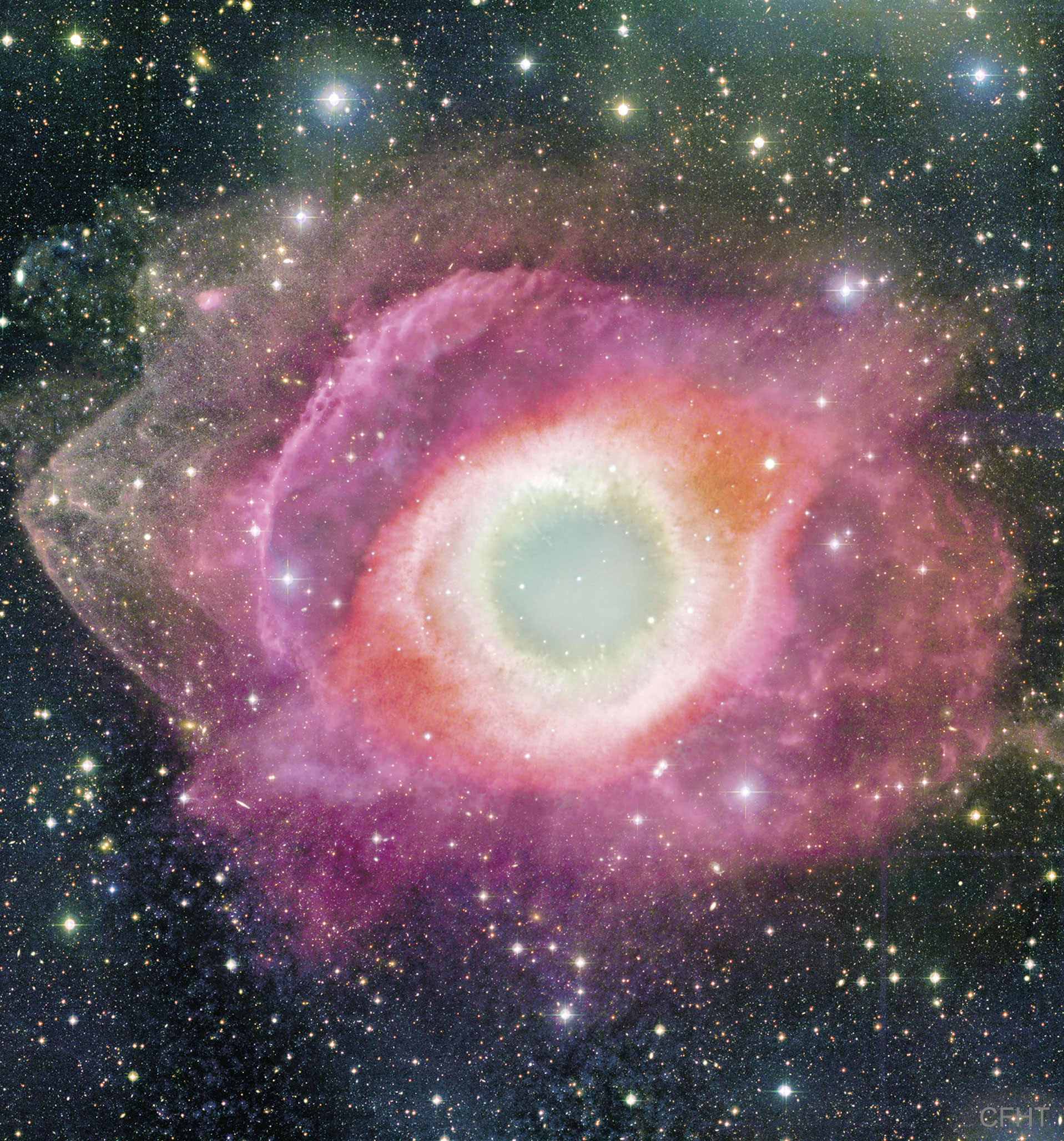 Спиральная туманность NGC 7293, фото получено с помощью Канадско-Франко-Гавайского телескопа (CFHT)